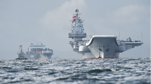 中国航空母舰辽宁号抵达香港水域。（图片来源：Anthony Wallace/AFP/Getty Images）