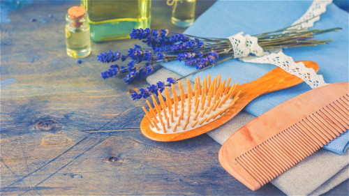 選一把梳齒排列均勻、間隔寬窄合適的牛角梳或木梳，適合梳頭。