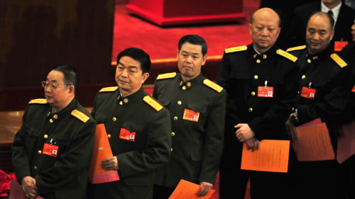中共前总后勤部部长廖锡龙（左1）