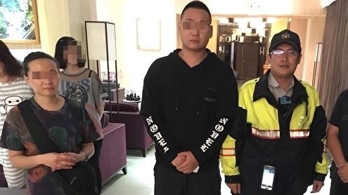 台湾台中市政府警察局第二分局永兴派出所警员日前协助陆客夫妻俩找回失物