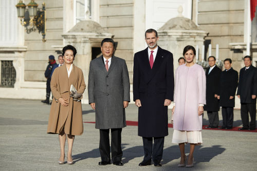 11月28日，西班牙国王费利佩六世和王后莱蒂齐亚在马德里皇家宫殿接待中国国家主席习近平和妻子彭丽媛。