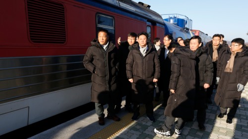 韓國專家28人，為了鐵路聯合考察作業，準備跨越邊界進入朝鮮在Dorasan駐地