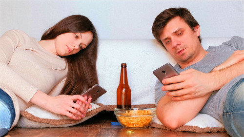睡前玩手机、喝酒或吃咸味小零食都是伤肾的行为。