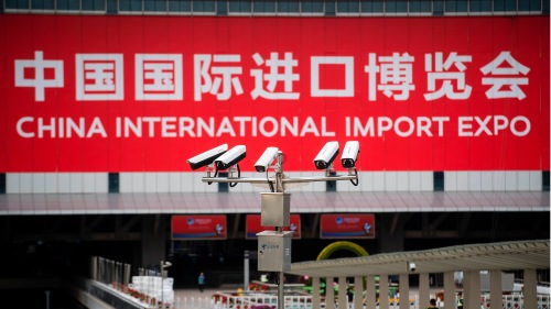 首届中国国际进口博览会开幕式11月5日上午在上海国家会展中心举行，中国国家主席习近平出席开幕式并发表主旨演讲。约有170多个国家、地区和国际组织参加进博会。日本派出最大规模代表团参加这次进口博览会，约达450家。