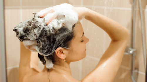 每次洗頭，頭上的洗護用品一定要清洗乾淨才行。