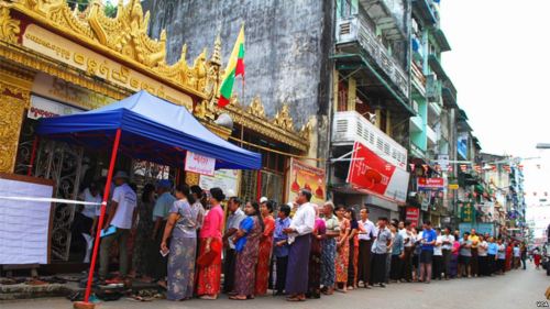 2015年缅甸大选，仰光民众踊跃投票。昂山素季的民盟取得了压倒性胜利。