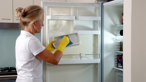 要記得定期清洗冰箱，以確保家人身體健康。