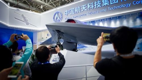 2018年11月6日，参观者于在中国广东省珠海举行的2018年中国航展上拍摄了一架CH-7 HALE隐形无人侦察机模型