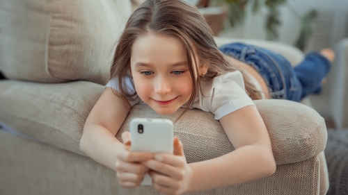 越来越多青少年沉迷于手机的世界里。
