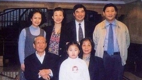 習明澤小時候與爺爺、奶奶，及父母合影。（圖片來源：網絡）