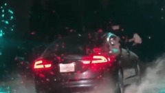 溫哥華驚現土豪中國留學生鬧市開車狂撒幾萬加元(圖)