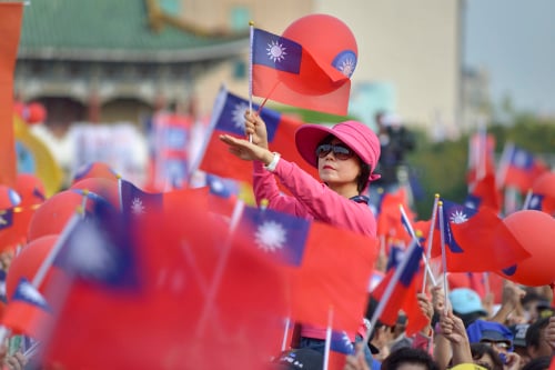 手举中华民国国旗参与民主选举的台湾民众。