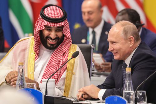 2018年11月30日，俄罗斯总统普京和沙特王储萨勒曼出席在布宜诺斯艾利斯举行的G20领导人峰会。