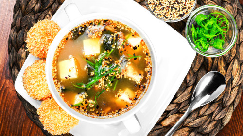 喝汤是一个不错的养胃方法，但是还是要把汤放稍凉一些再喝。