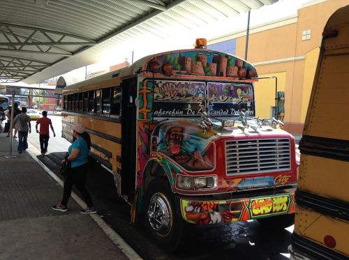 巴拿马的彩绘巴士