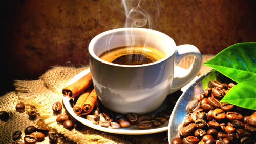 咖啡在沸水中溶解，散發著香濃的氣味。（圖片來源：Adobe Stock）