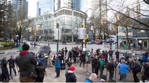 2018年12月10日，众多媒体工作者加拿大B.C.省高等法院外聚集。