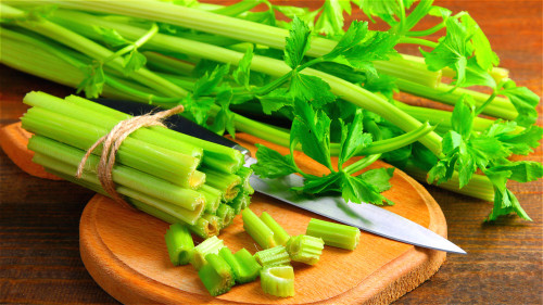 芹菜葉的營養成分中，有10項指標比莖更營養。