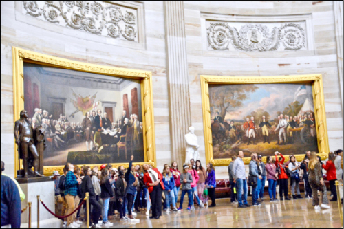 國會大廈有提供免費導覽行程，在導覽員帶領下可參觀圓頂大廳、國家雕像大廳等地點。