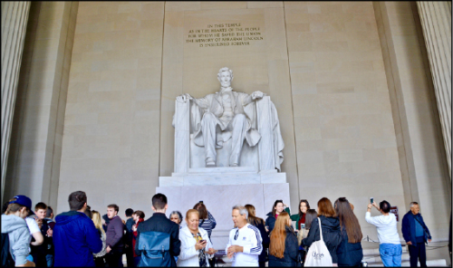 林肯紀念堂內沉穩坐在椅上的林肯雕像，許多人向林肯總統致意之餘，也拿出手機、相機和他合照留念。