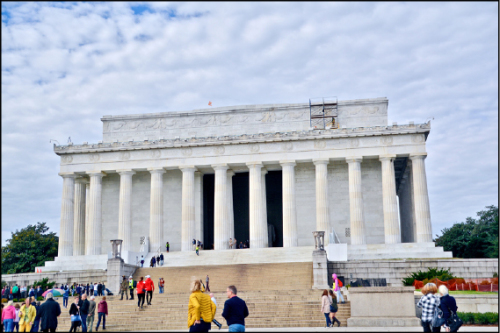 外观似罗马神殿的林肯纪念堂是纪念美国总统林肯，他任总统时终结奴隶制度，备受后人尊崇。