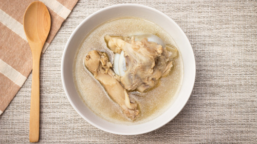 自制鸡骨肉汤对于加速感冒病情的康复非常有效。