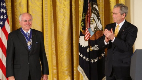 2009年1月13日，乔治·W·布什总统为前澳洲总理约翰・霍华德颁发总统自由勋章。