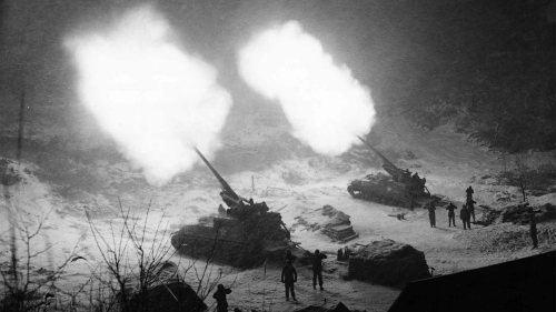 美軍支援南韓155mm自走砲，當時聯合國軍跟中朝聯軍相比在裝備上有絕對優勢，火砲比例為40比1。