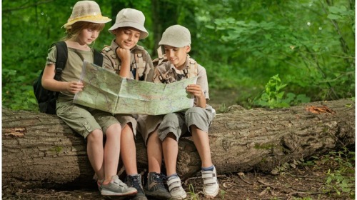 露營的孩子在查看地圖。