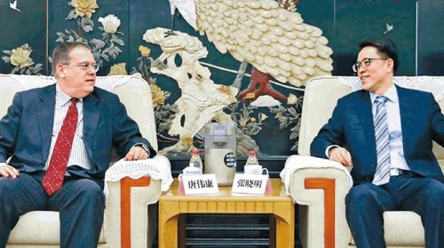 美国驻香港总领事唐伟康访京，与港澳办主任张晓明会面