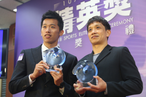 107年度體育運動精英獎12日在台北舉行頒獎典禮，最佳教練獎得主林育信（右）與最佳男運動員獎得主李智凱（左）開心合影。