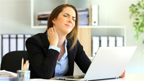 許多在辦公室久坐的電腦族和白領，常有不同程度的頸酸、頸痛的問題。