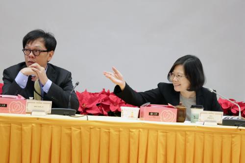 姚人多（左）与蔡英文总统
