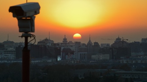北京夕阳天际线下的摄像头