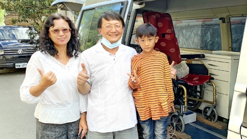 牙医师王佑昆（中）跟药师老婆吴琼芬（左）翻山越岭、奔波数十公里，守护偏乡孩童的牙齿健康。