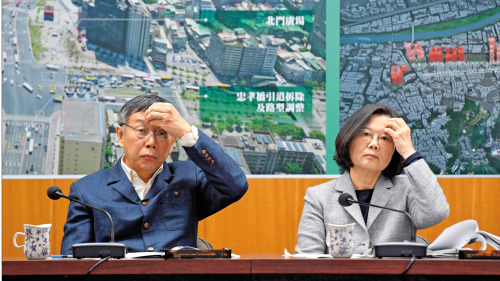 總統蔡英文（右）與台北市長柯文哲（左）13日下午舉行「蔡柯會」。