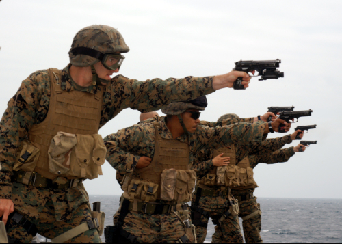 美國海軍陸戰隊使用貝雷塔M9手槍射擊。
