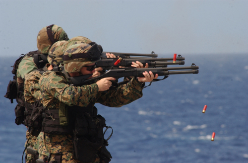 美国海军陆战队武器装备之一——M1014战斗霰弹枪。