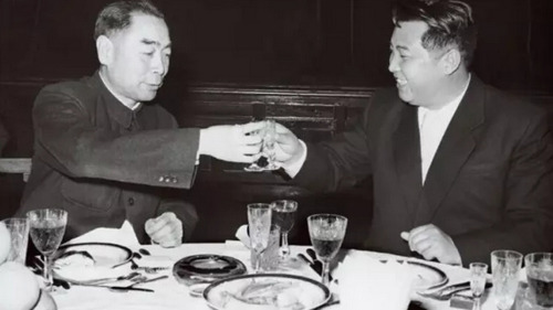 1957年到文革前一段时间，中朝关系忽冷忽热，1958年为最好。图为周恩来（左）和金日成（右）摄于1958年。