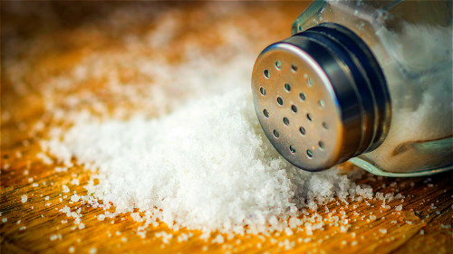 盐里面含有很多钠，吃盐太多，容易使血压升高，让血管变脆弱。