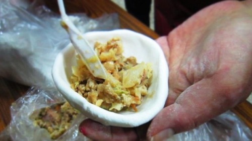 菜繭加入蝦米高麗菜肉絲等內餡蒸熟後，還有濃濃米香味。