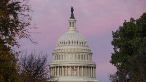 美國眾議院14日（週六）以363票贊成、40票反對通過一項法案，為受中共肺炎疫情影響的美國人提供更多援助。美國總統川普也在推特上表示支持。（圖片來源：Zach Gibson/Getty Images）