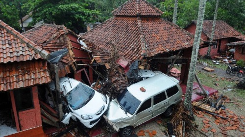2018年12月23日，海啸过后受损的建筑物和汽车。
