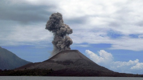 喀拉喀托火山2008年喷发时的情景