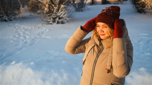 大風雨雪天如果必須出門，應採取可行的保護措施，戴好帽子、圍巾、手套等。