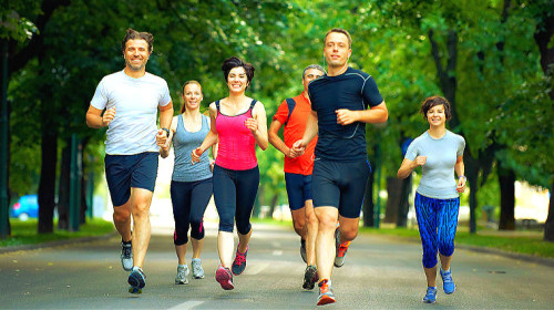 坚持运动，能远离肥胖、心血管疾病，避免老年痴呆的危险因素。