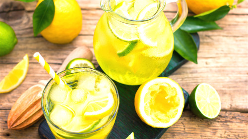 柠檬泡水可以预防血液粘稠，软化血管，防止血栓的产生。