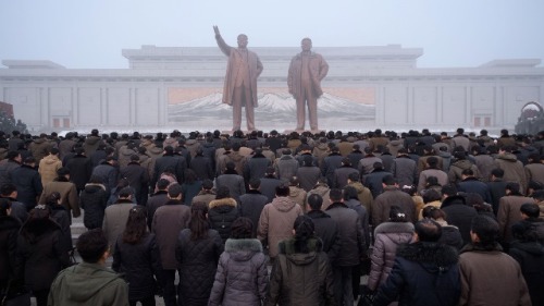 朝鲜民众在金日成和金正日的雕像前鞠躬。（圖片來源：Getty Images）