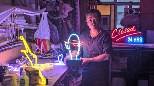 霓虹灯工匠也成为了香港式微行业