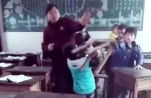 孩子發怒扔桌子板凳砸向教師